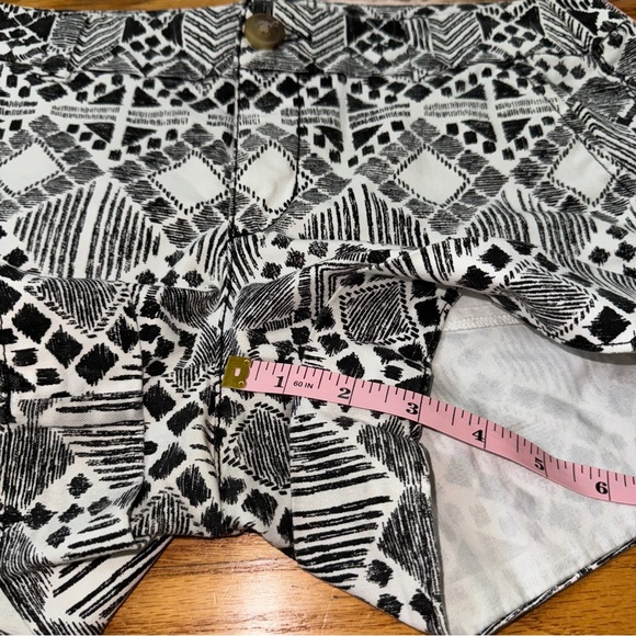 American Eagle Outfitters Women’s Black &‎ White Printed Midi Shorts - Size 8 - Picture 5 of 10